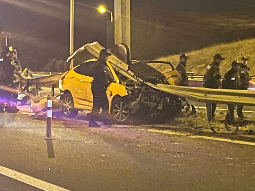 Ankara'da refüje çarpan taksi bariyere saplandı, sürücü öldü