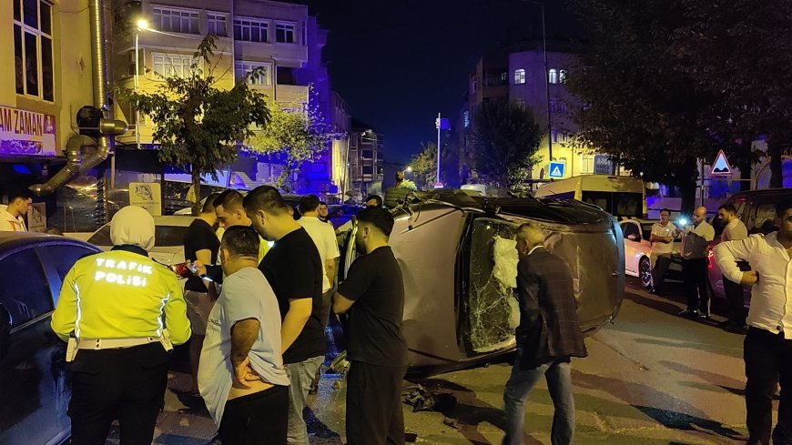 İstanbul-  Gaziosmanpaşa'da kontrolden çıkan otomobil, park halindeki 6 araca çarpıp yan yattı