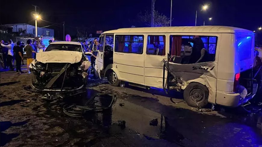 Düğünden dönen minibüs otomobille çarpıştı, ortalık savaş alanına döndü