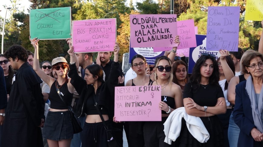 BURDUR Üniversitelilerden kadına şiddet protestosu