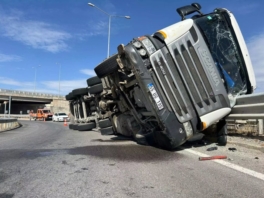 SİVAS'ta mermer yüklü TIR devrildi, sürücü yaralandı