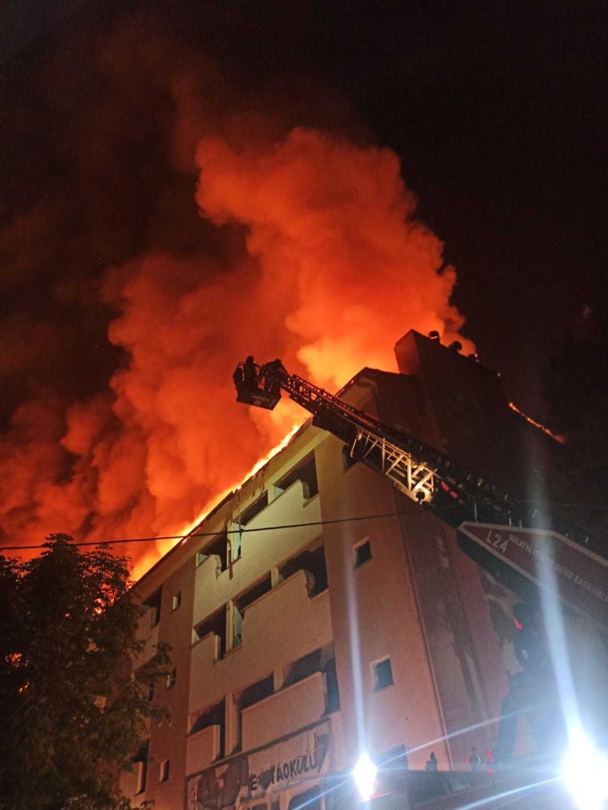 Malatya’da, ağır hasarlı okulun çatısında yangın